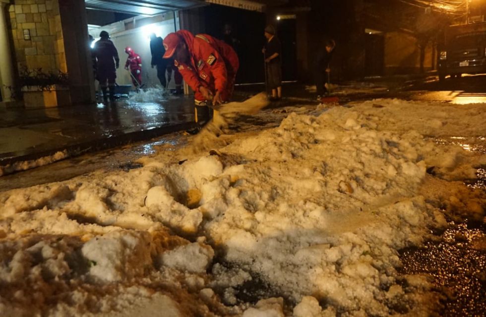 Granizada colapsa y causa inundaciones en La Paz