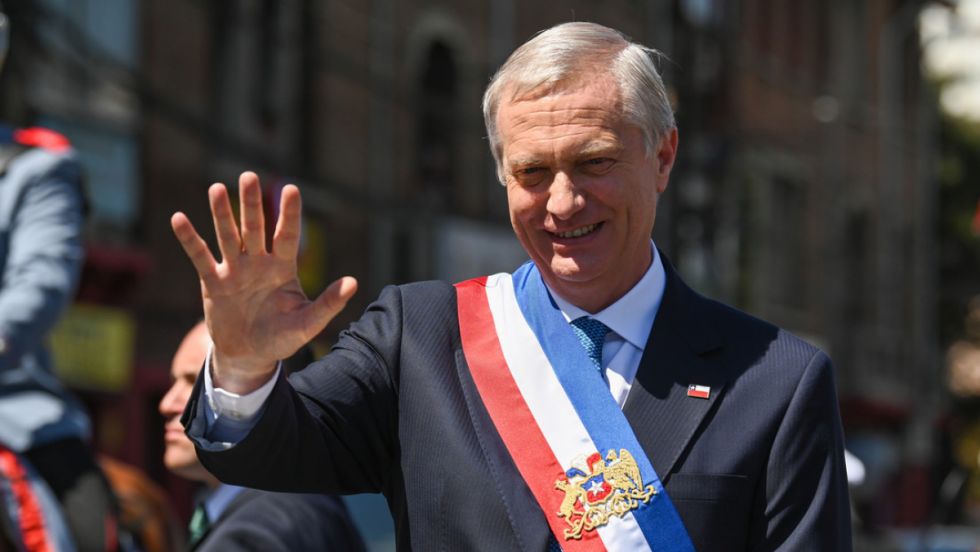 Kast pone en marcha su muro en la frontera