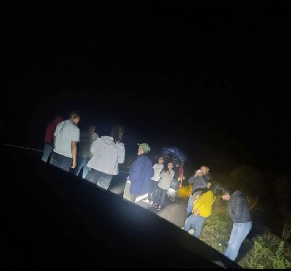 Delincuentes armados emboscan trufi y roban vehículo en la ruta Tarija–Yacuiba
