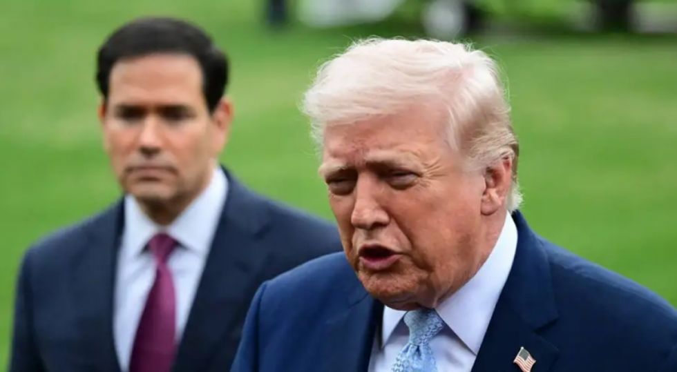 Trump amenaza a Irán si no abre el estrecho de Ormuz