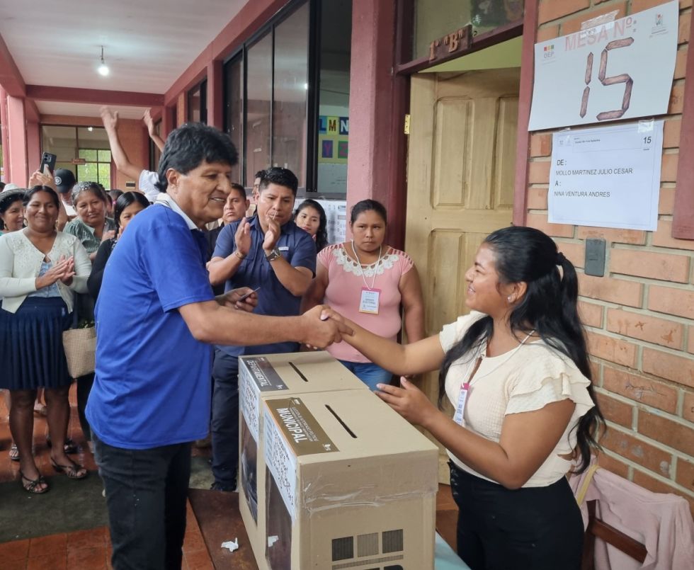 Evo Morales no pasa desapercibido, acudió a emitir su voto acompañado de su candidato, Leonardo Loza, quien lidera el conteo de votos a la gobernación 