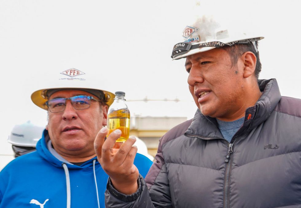 Choferes verifican la gasolina en la planta de Senkata