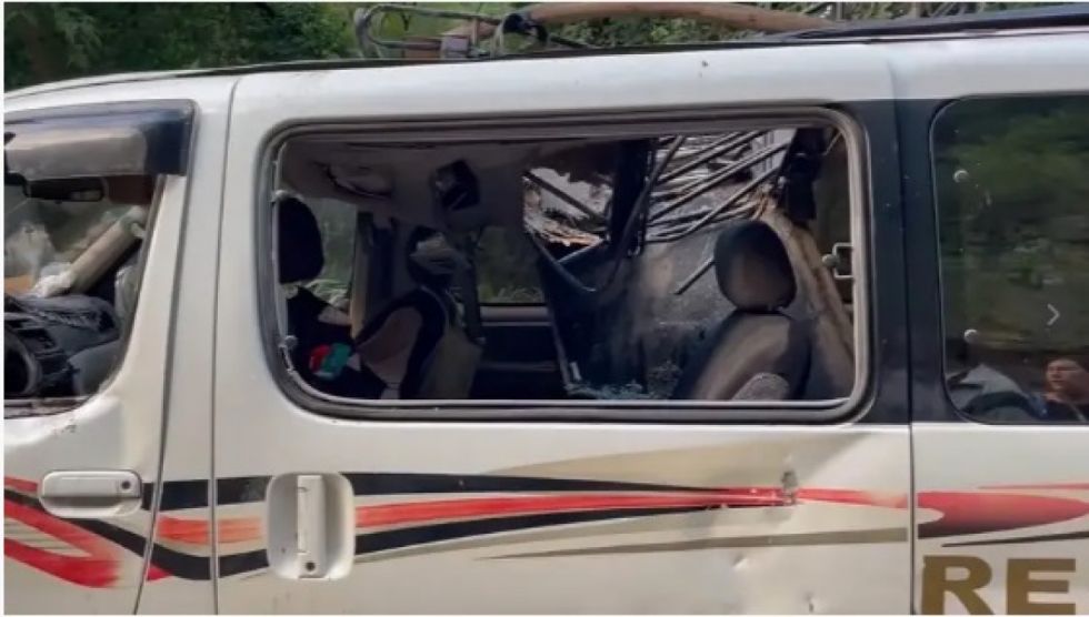Santa Cruz: Una persona muere tras la caída de una roca sobre un bus  