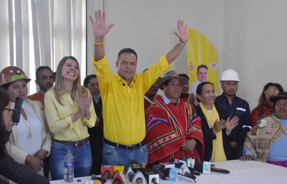 TSE acepta declinación de NGP y proclamará como gobernador electo a Luis Revilla sin segunda vuelta