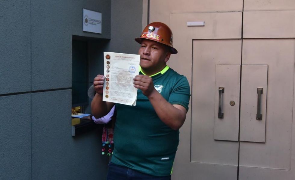La COB entregó pliego: pide proteger los salarios