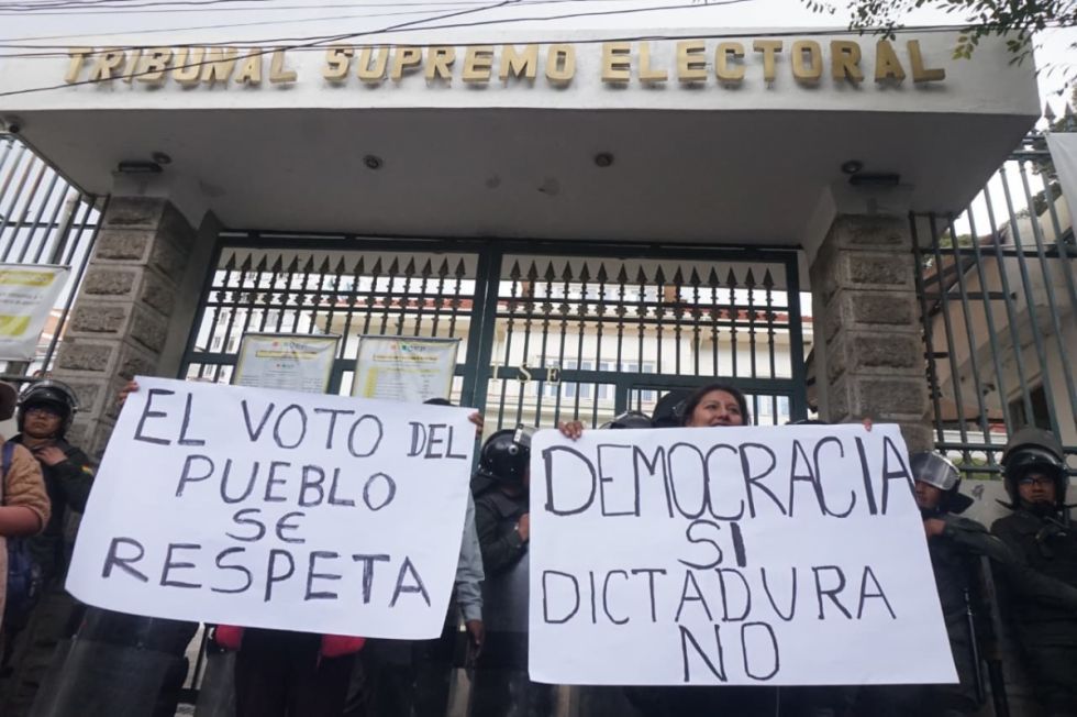 Vigilia en el TSE: exigen que se respete la candidatura de Yahuasi y la segunda vuelta en La Paz