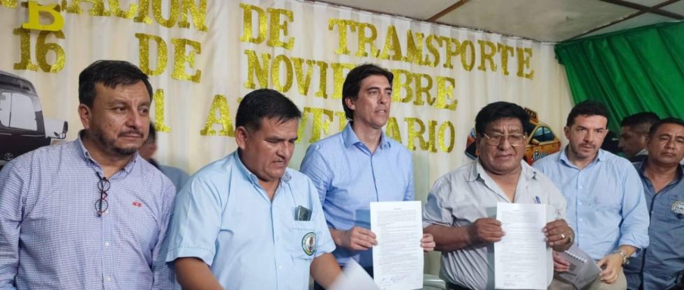 Combustible: Gobierno y transportistas firman acuerdo