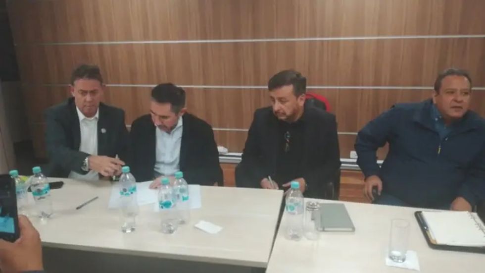Transportistas levantan bloqueos, dan plazo al Gobierno para cumplir acuerdos