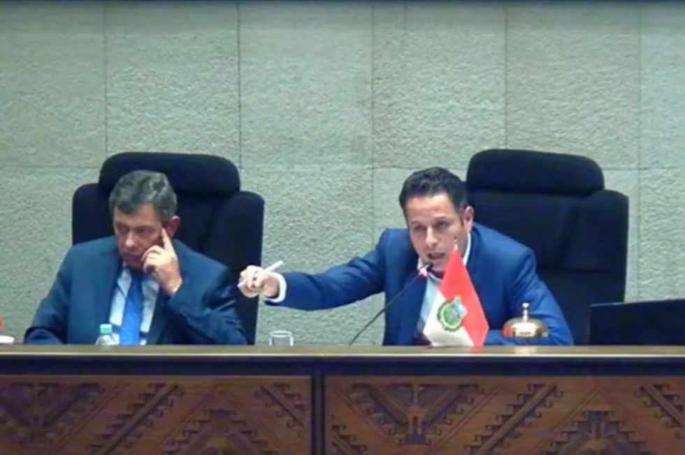 Lara pone en duda su continuidad en la política