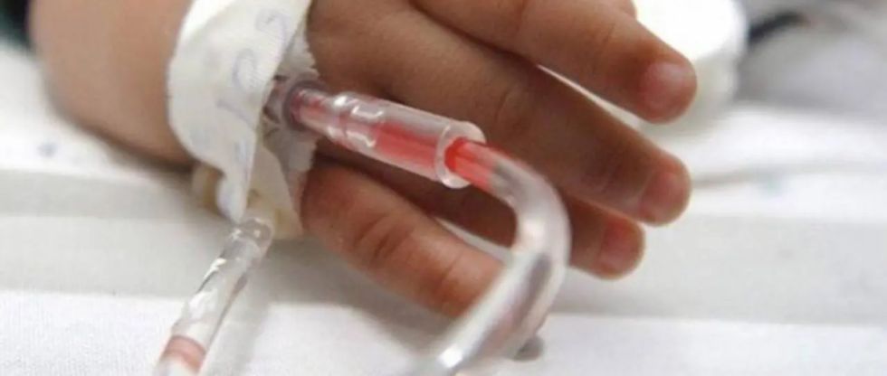Niño de 7 años cae de cabeza en el colegio y termina en terapia intensiva