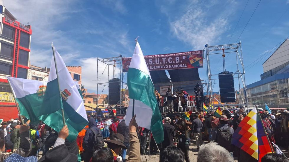 Cabildo en El Alto exige abrogar la Ley 157 de conversión de la tierra y reducir dietas de asambleístas