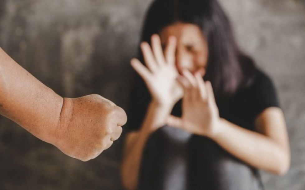 Lo detienen por golpear a su pareja en puertas de una iglesia