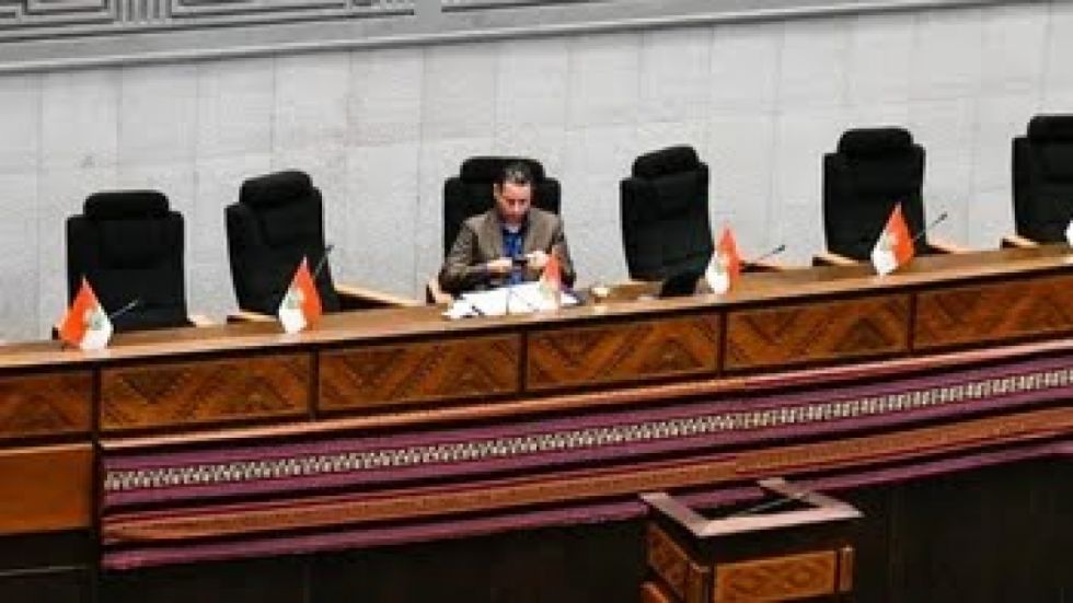 Por falta de quorum, Lara suspende la interpelación a Espinoza y pide informes para sancionar a los ausentes