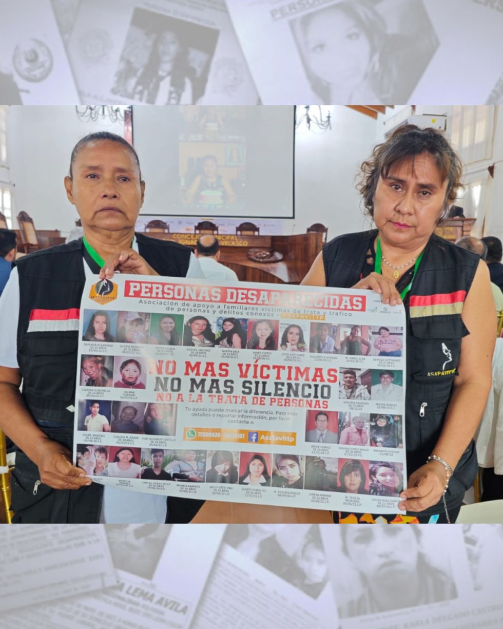 A la derecha, María Rita Hurtado, fundadora de Asafavittp, junto con una compañera sostienen un cartel de personas desaparecidas