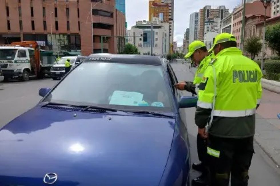 Caen dos sujetos por falsificar permisos de circulación
