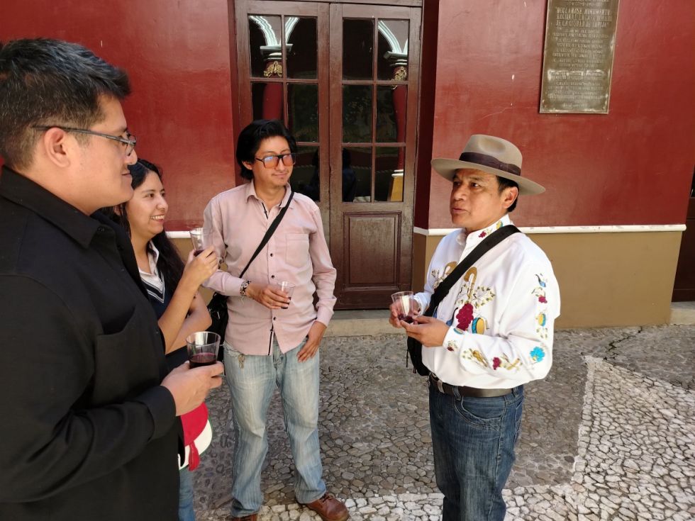 Edman comparte un vino de honor con su público
