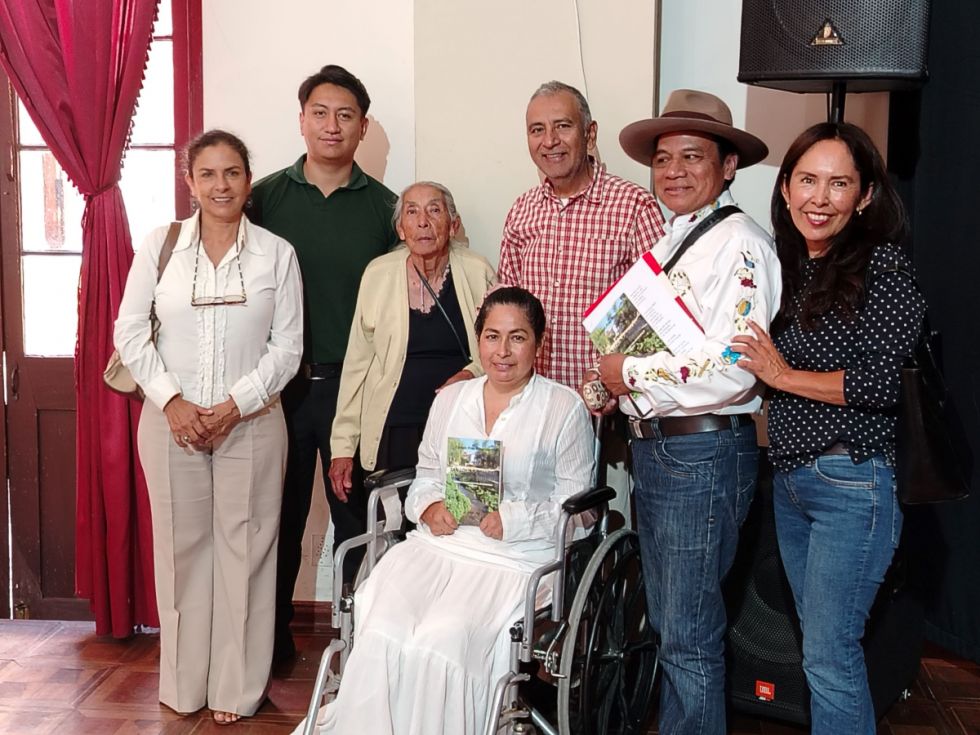 Edman junto a sus amistades y colegas presentadores del libro