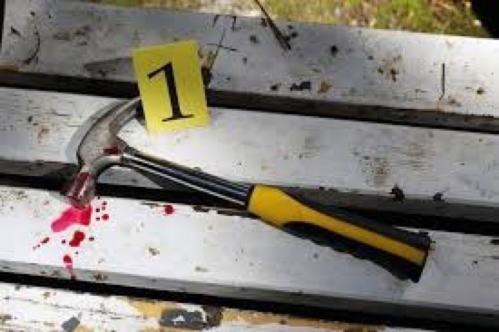 Lo sentencian por tratar de matar a su padre con un martillo