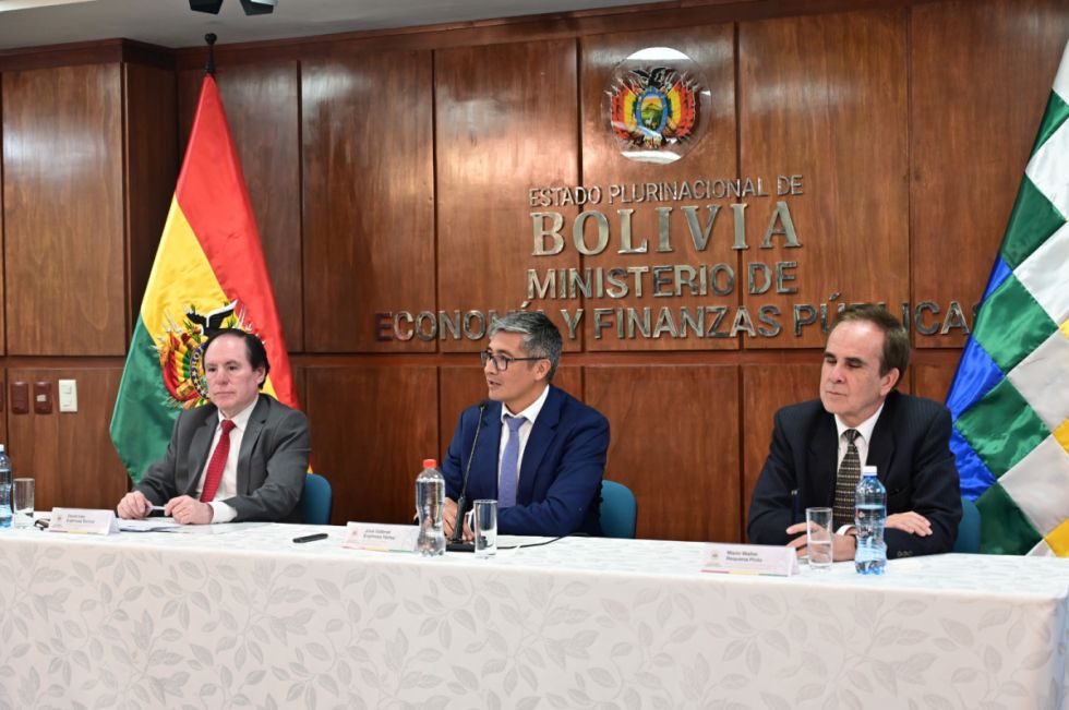 Gobierno dispone devolución de depósitos en dólares y normaliza el sistema de remesas 