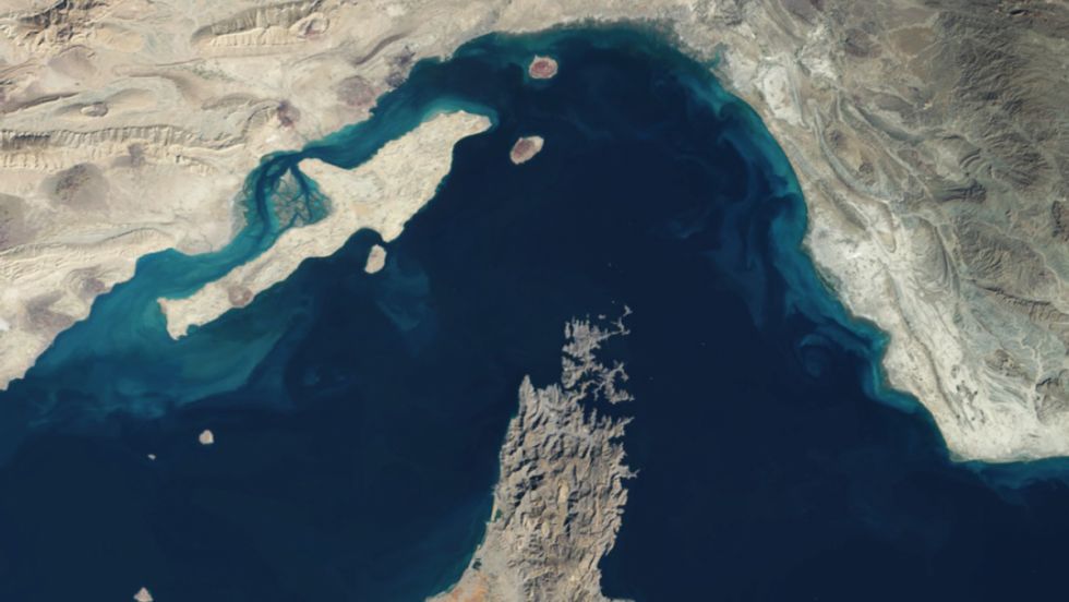 Irán regulará paso por el estrecho de Ormuz