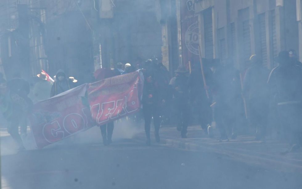 Contingente policial interviene el Ministerio de Trabajo y desaloja a dirigentes de la COB