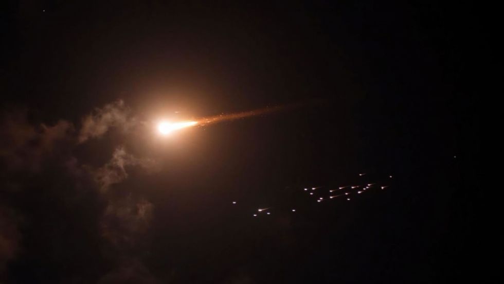 Reportan explosiones en varias partes de Irán, incluida la capital