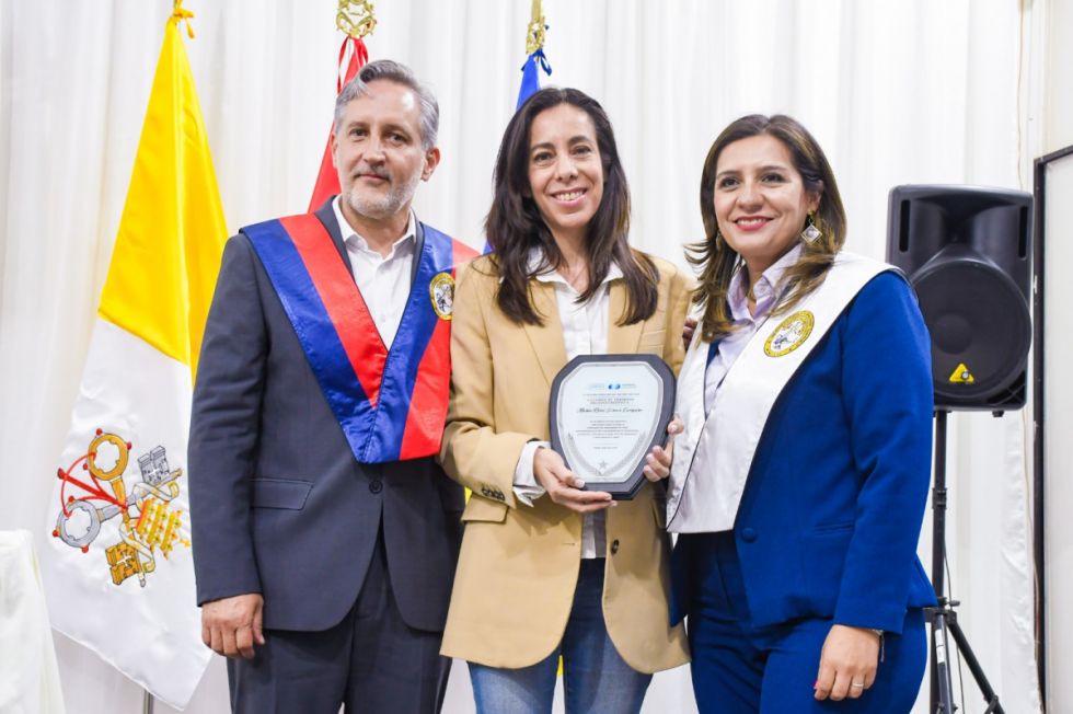 La UCB de Tarija entrega la “Distinción Honorífica” a la Gobernadora 