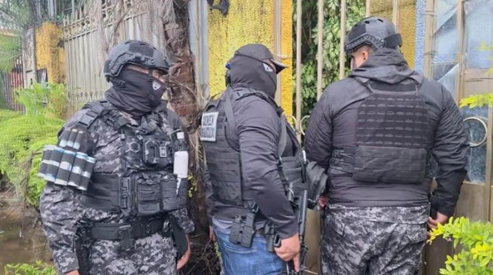Reportan presunto secuestro de dos policías y despliegan rastrillajes en Santa Cruz