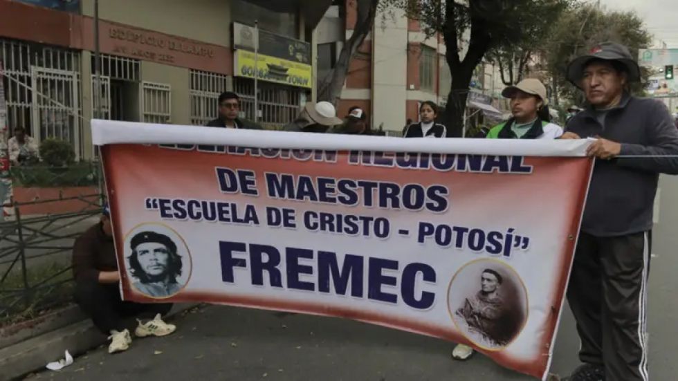 Gobierno convoca al diálogo a maestros rurales
