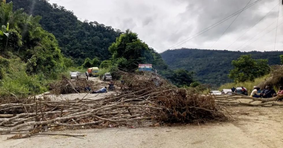 Bloqueos cercan a La Paz y frenan el flujo de alimentos para la población