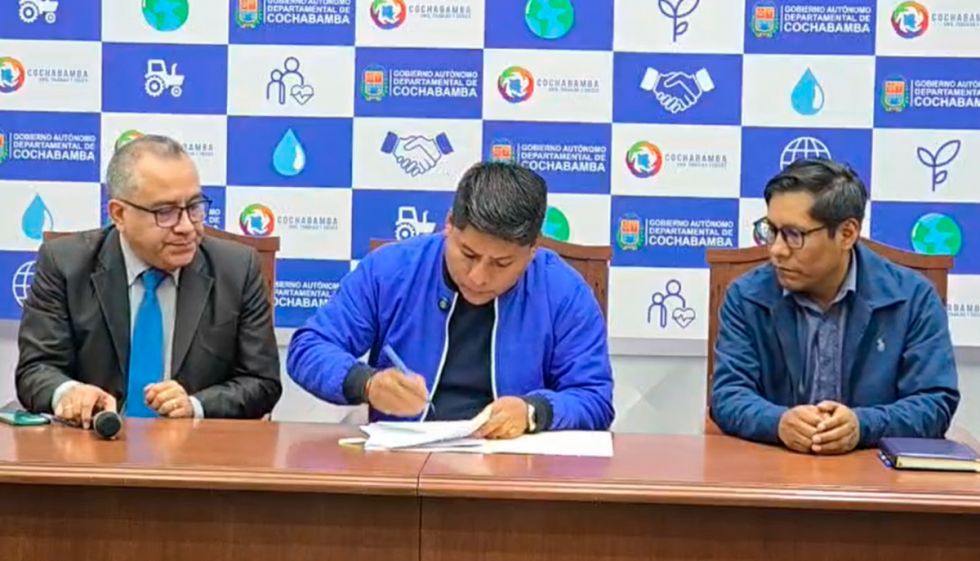Loza propone ley para rebajarse en 7% su salario