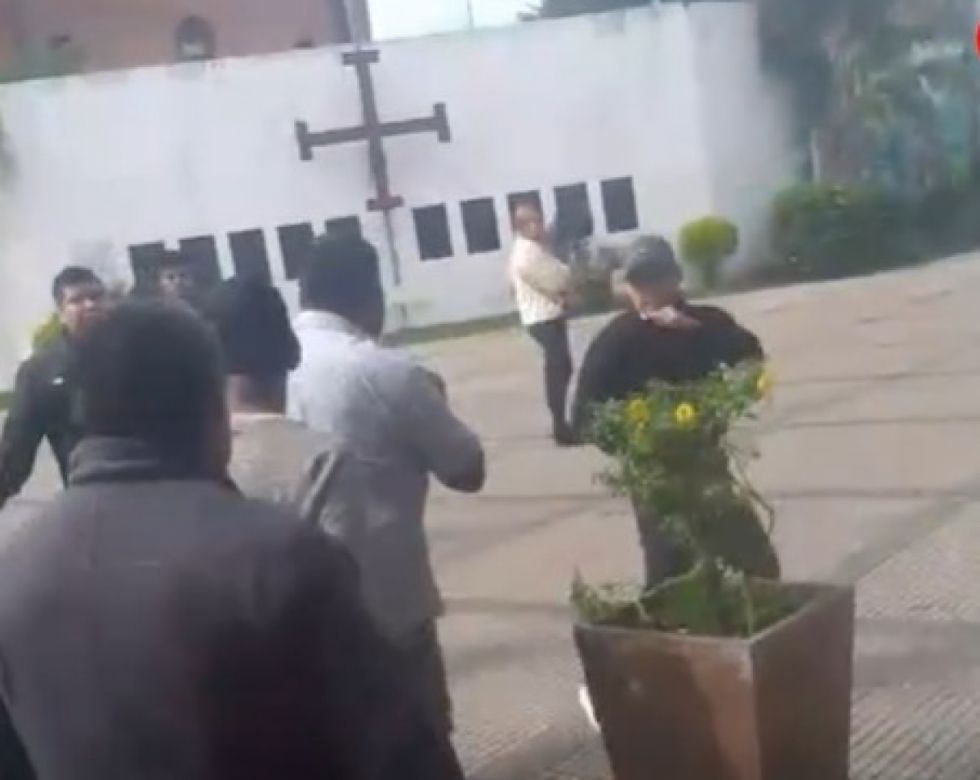 Empujones, insultos y golpes marcan enfrentamiento entre Evo Pueblo y unionistas en Santa Cruz