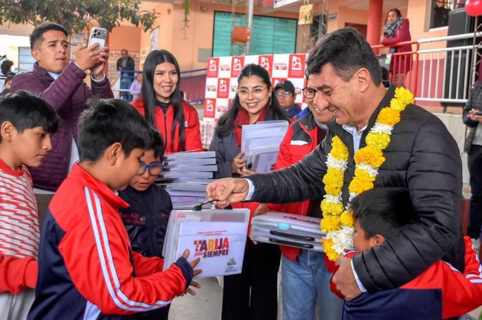 La Alcaldía entrega material escolar en UE Pampa Galana