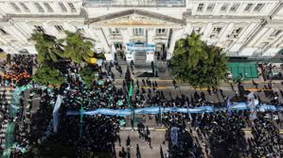 En Argentina protestan contra el ajuste de Milei