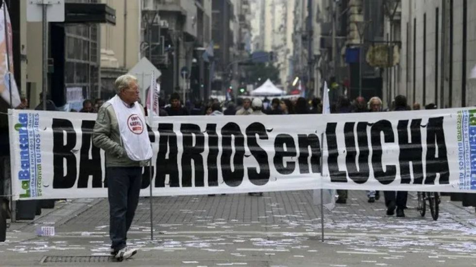 Bancarios argentinos en paro contra despidos