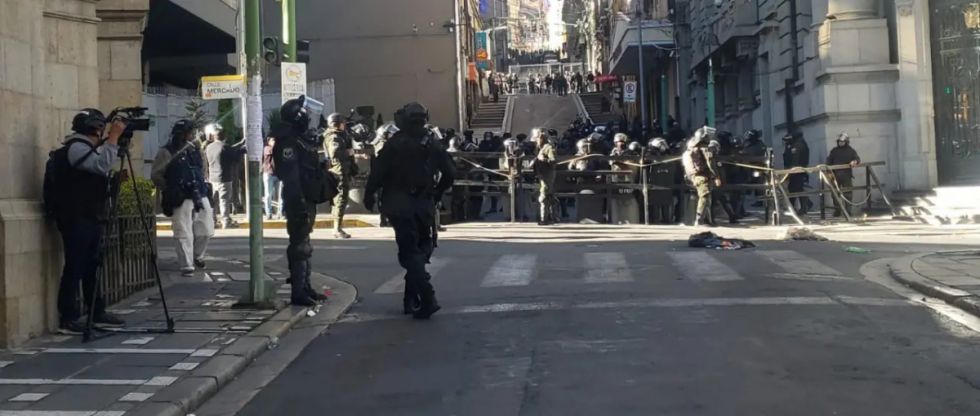 Entre marchas y conflictos,  descartan la renuncia de Paz