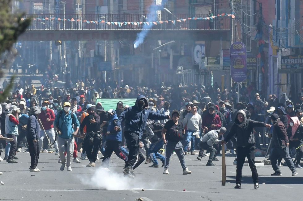 Gobierno abre corredores de ayuda pero el cerco a La Paz resiste 