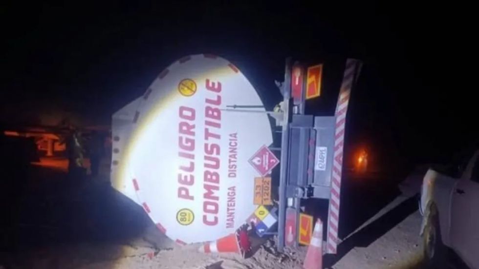 Conductor muere atrapado tras accidente de cisterna en Potosí; comunarios saquean combustible
