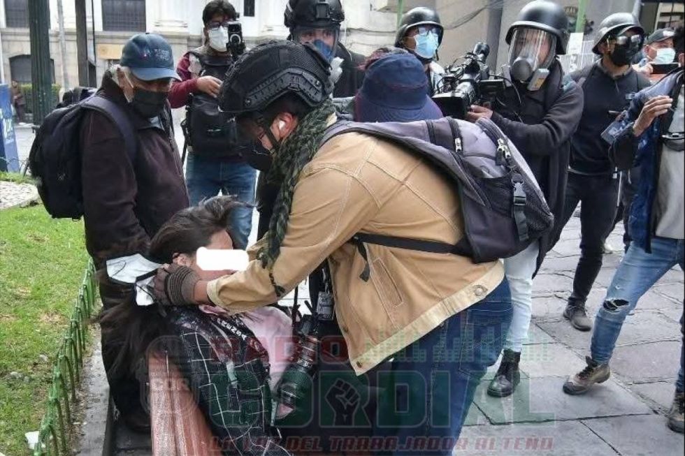 La Paz: Un camarógrafo herido por dinamita y una periodista desmayada en jornada de violencia 