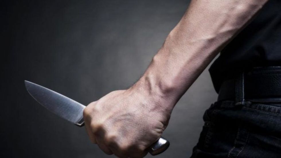 Mujer en estado crítico tras ser apuñalada por su pareja