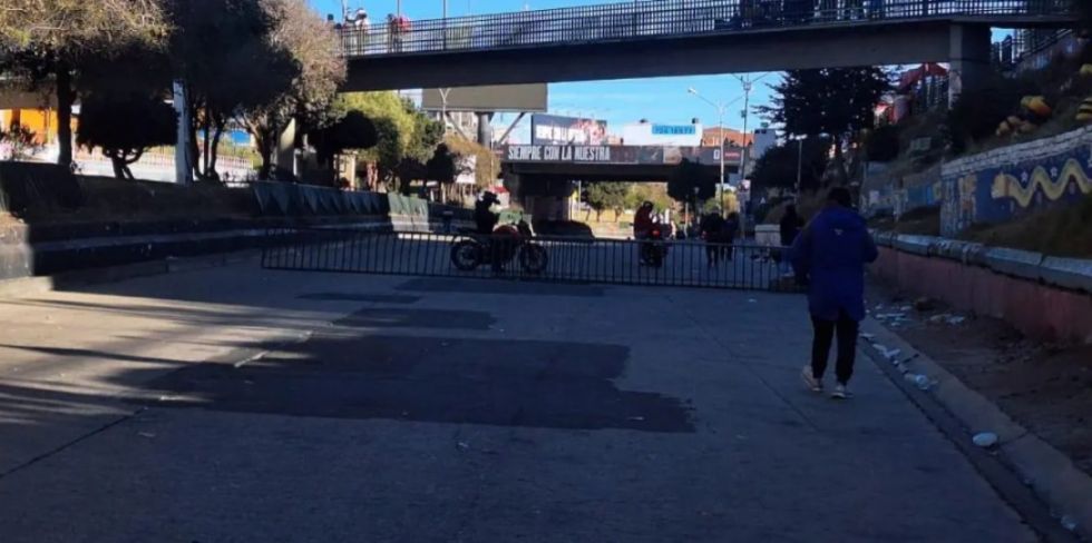 Bloqueos: cierran los accesos al aeropuerto de El Alto y viajeros recorren varios kilómetros con maletas
