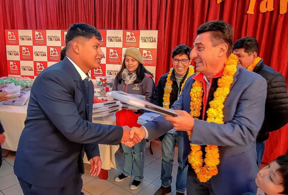 Alcalde entrega kit escolar al colegio Aniceto Arce