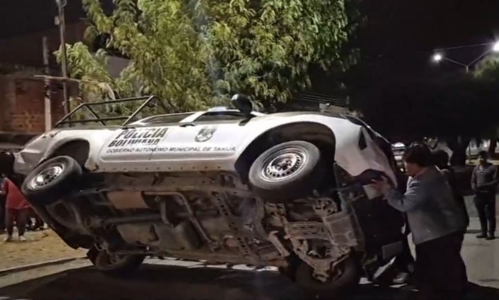 Tarija: Un auto chocó y volcó a una patrulla de la Policía 