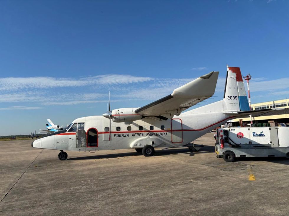 Avión militar paraguayo llega a Bolivia para reforzar traslado aéreo de alimentos a La Paz