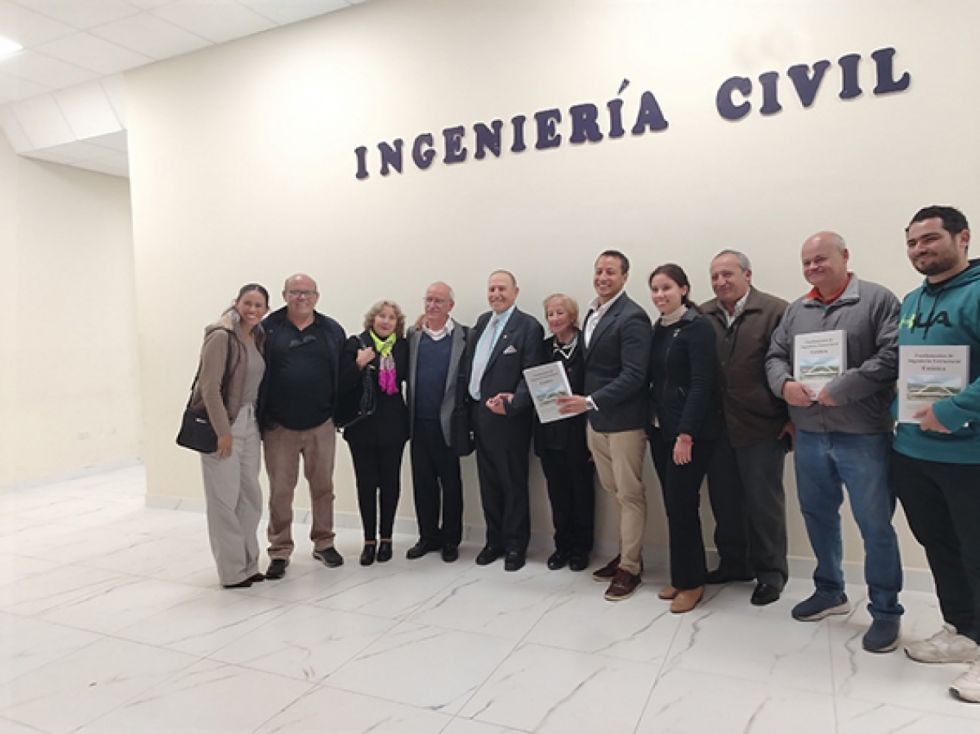 Autores del libro con sus familiares