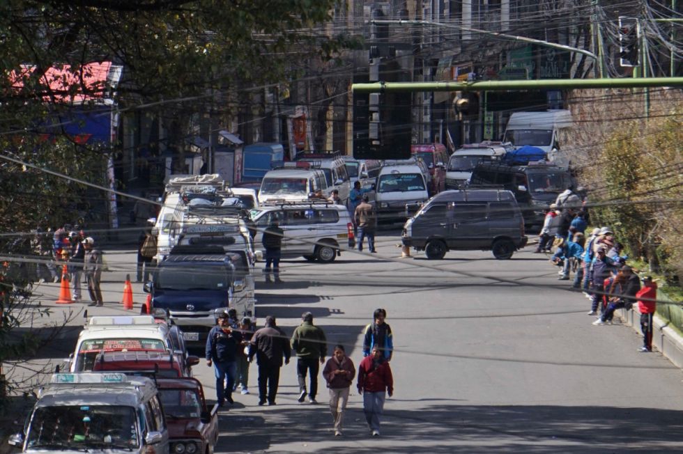 Ministerio de Trabajo confirma feriados del jueves y viernes en medio de bloqueos que afectan el eje central del país