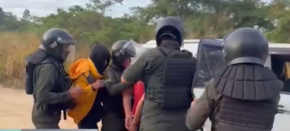 Policía desaloja con gases a movilizados que tomaron pozo petrolero en Santa Cruz