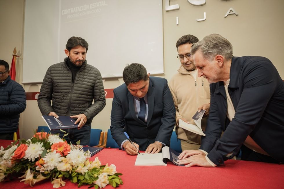 El autor firmó varios ejemplares 