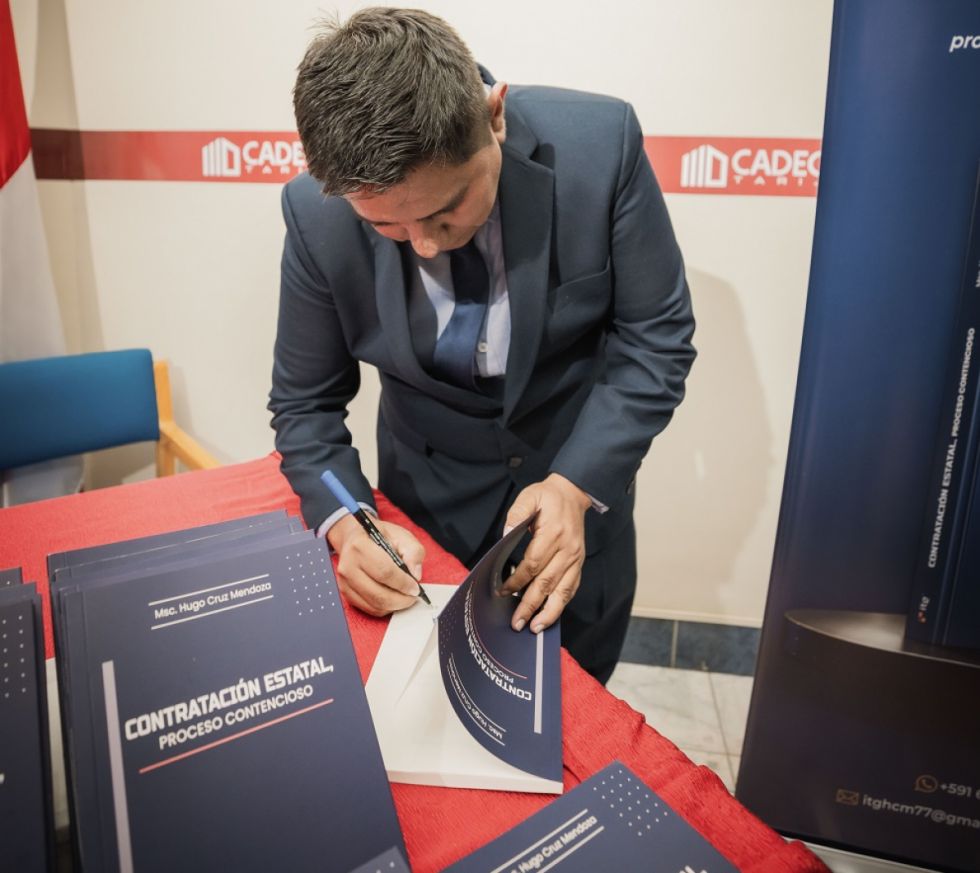 Hugo Cruz junto a su obra 