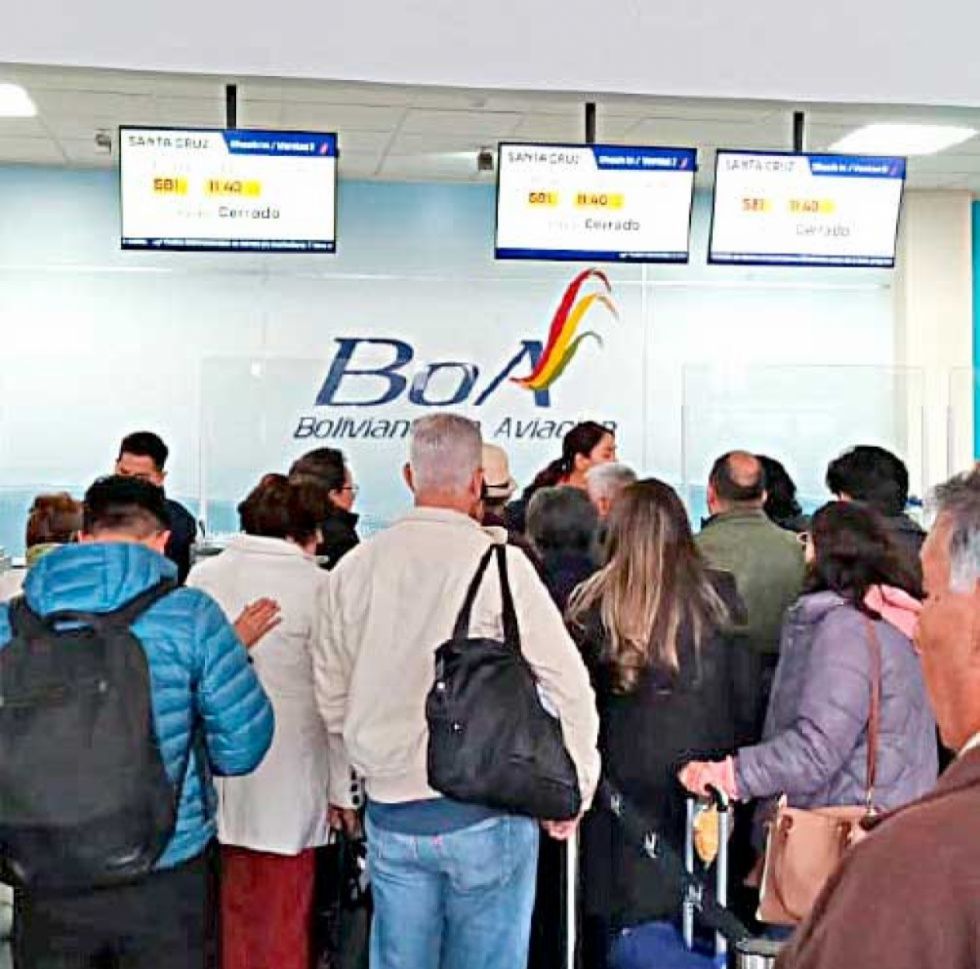 El retraso en los vuelos agudiza los problemas de los pasajeros que buscan trasladar alimentos y medicamentos